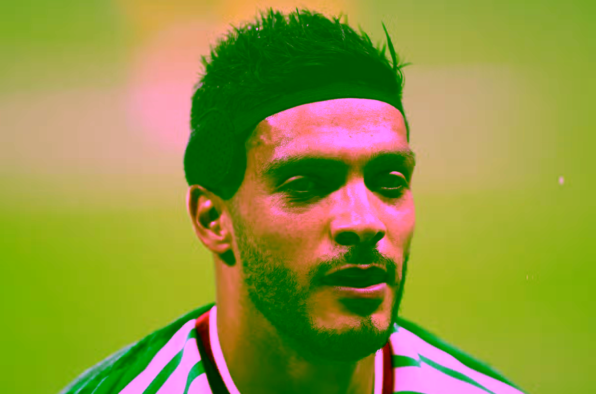 What does Raúl Jiménez wear on his head?